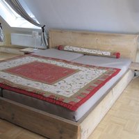 Bauholz-Betten, niedrig