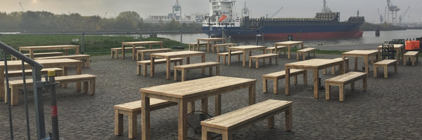 Bauholzmöbel | Bauholz-Tische | Bauholz-Bänke | Outdoor Gastronomie Konzeption | HafenCity Hamburg | timber classics