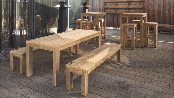 Bauholzmöbel | Bauholz-Tische | Bauholz-Bänke | Bauholz-Hochtische und -Hochhocker | Gastronomie outdoor | Massivholz
