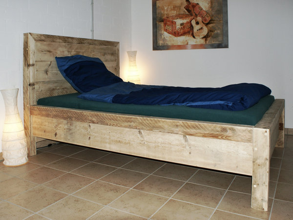 Bauholz-Bett | Kantholzrahmen | Gehrungsrahmen | Bauholzmöbel