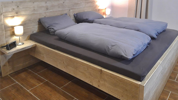 Bauholz-Bett | breites Kopfteil Queroptik | Holz | Einrichtung Schlafzimmer | timber classics