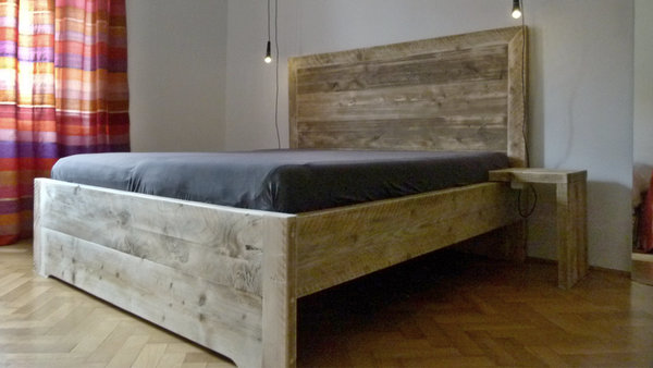 Bauholz-Bett klassisch | Gehrungsrahmen | Ansetz-Nachttische | Bohlen | Holz | timber classics