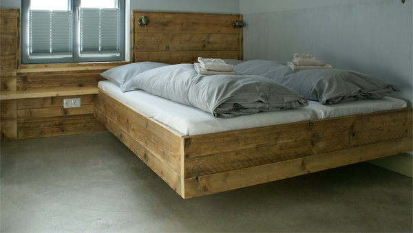Bauholz-Bett | Möbel aus Bauholz | Gerüstbohlen | Hostel-Einrichtung