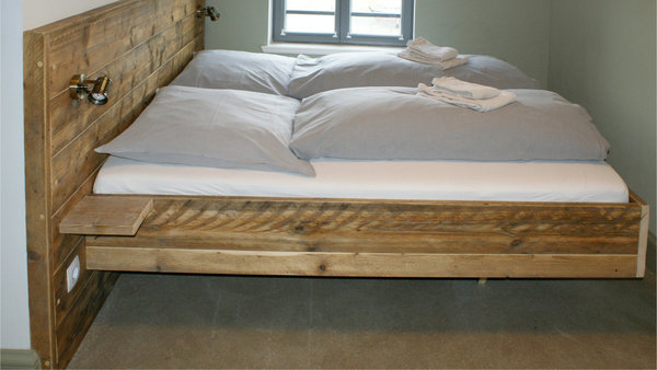 Bauholz-Bett | Schwebebett | breites Kopfteil | Gerüstbohlen | Hostel-Einrichtung