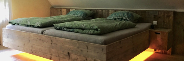 Bauholz-Bett schwebend | Schwebebett | Gerüstbohlen | Wand-Paneel | Holz | Schlafzimmer