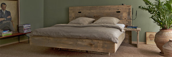Bauholz-Bett | Schwebebett | Gerüstbohlen | Holz | Interieur Schlafzimmer | Bauholzmöbel