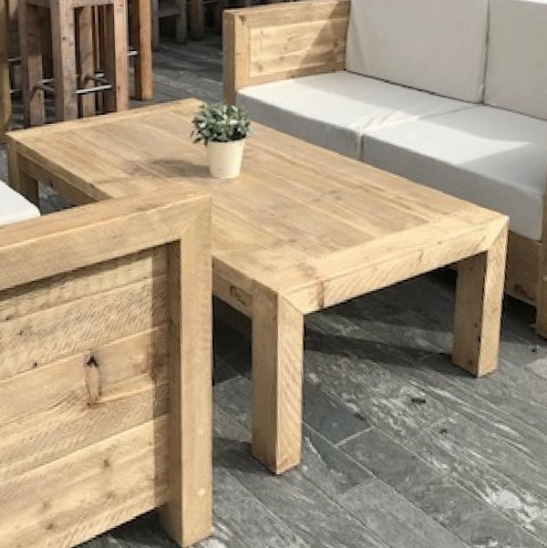 Bauholzmöbel | Loungetisch aus Bauholz | klassisch | Loungesofa | Terrasse | Outdoor | Gastronomie | Massivholz-Möbel