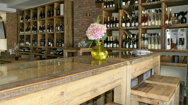 Bauholz-Regal | Quadratregal | Ladeneinrichtung | Weinhandel | Vinothek | Displaytische | Hochhocker