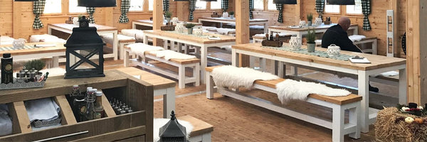 Tische aus Bauholz | Landhausstil | Bänke | Gastronomie | Unterkonstruktion weiß | timber classics
