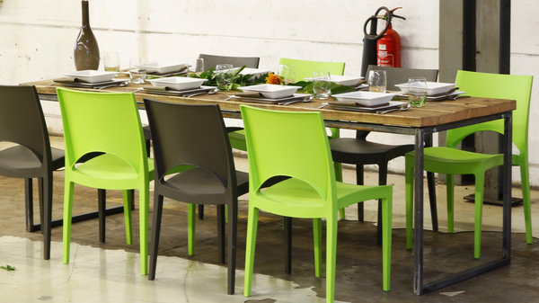 Bauholz-Tischplatte | Metallrohrgestell Kantenprofil | Gastronomie | Büro | Esstisch | Bauholzmöbel