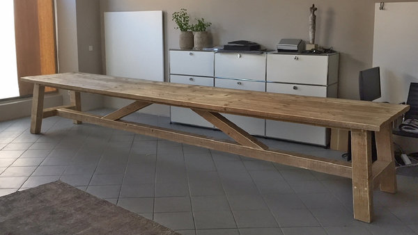 Tisch aus Bauholz | Tafeltisch in Überlänge | Bauholzmöbel für Wohnen, Büro, Gastronomie