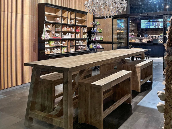 Tafeltisch | Bänke | Midi-Höhe | Gastronomie | Shop | Bistro | Bauholzmöbel | Gastro-Tisch | Holz Massivholz | timber classics