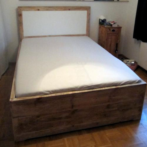 Bauholz-Bett, niedrig, lackiertes Inlay